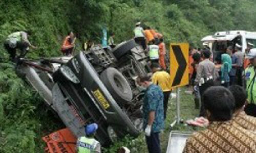 Bus Angkut Jamaah Pengajian Terbalik di Tol, 15 Tewas dan 52 Luka-luka