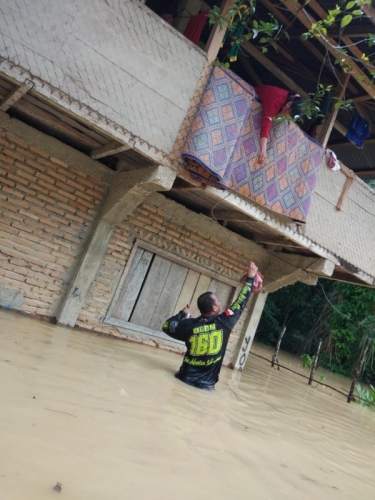 Peduli Korban Banjir, Tracks Kuansing Salurkan Makanan
