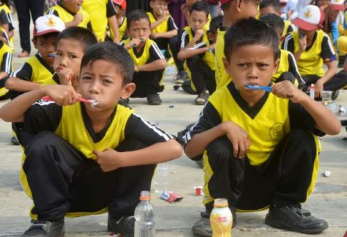 1000 Siswa Sekolah Dasar di Tembilahan Sikat Gigi Bersama