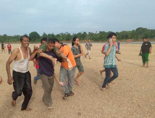 Empat Pelajar Tenggelam Saat Mandi di Sungai Indragiri, Dua Meninggal Dunia, Dua dalam Pencarian