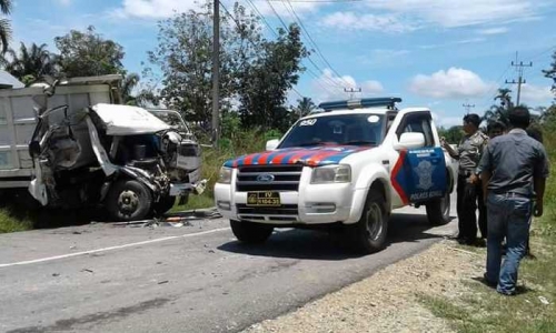 2 Mobil Truk Ringsek Parah Usai Terlibat Tabrakan di Kabupaten Rohul, Supir Luka Berat
