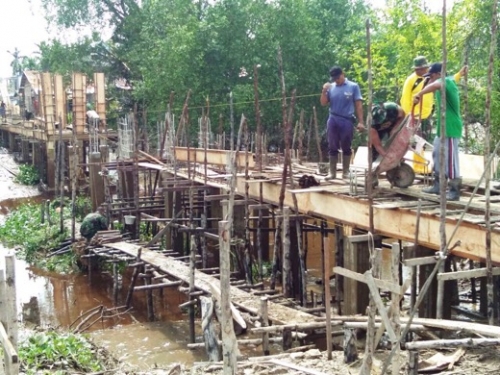 Hari ke-19, TNI Kebut Pembanguan Jembatan Beton di Dusun Kanal Inhil