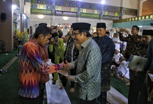 Usai Jadi Khatib di Masjid Sultan Syarif Hasyim, Menteri ATR Bagikan Sertifikat Tanah Wakaf untuk Kabupaten/Kota se Provinsi Riau