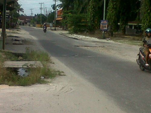 Waduh.., Belum Setahun Diperbaiki Jalan Kartama Sudah Rusak, Warga Mengeluh