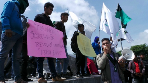 Tuntut Jokowi Mundur, Puluhan Mahasiswa Duduki Bundaran Zapin dan Blokade Jalan