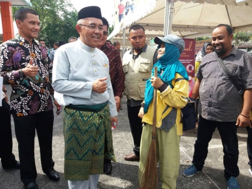 Gubernur Riau Dikejar Seorang Tukang Sapu, Ternyata Ini yang Terjadi