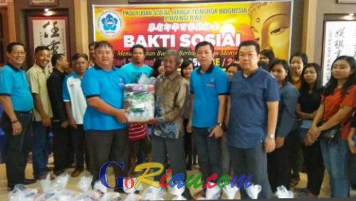 PSMTI Riau Bagi-bagi 35 Paket Waisak untuk Umat Buddha Asal Jawa yang Merantau ke Kota Pekanbaru