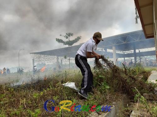 Tangkasnya Mursini Bersihkan Pasar Modern Kuansing