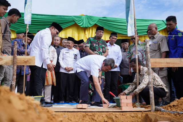 Gubri Lakukan Peletakan Batu Pertama Pembangunan Sekolah Tinggi Sains Quran Riau Al Munawwarah Tenayan