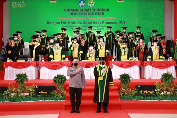 Wakapolri Dikukuhkan Sebagai Guru Besar Kehormatan Universitas Riau Bidang Ilmu Hukum