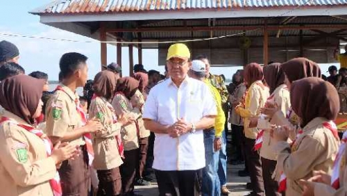 Serahkan Hadiah kepada Pemenang Lomba Memancing di Sapat, Bupati Inhil: Harusnya Ini Jadi Iven Tahunan
