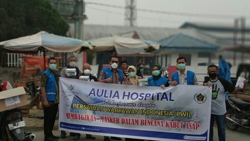 PWI Riau-Aulia Hospital Bagikan Masker di Pasar Pagi Arengka