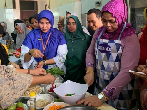 Selain Jago Masak, Misnarni Syamsuar Aktif Mempromosikan Masakan Khas Melayu Riau