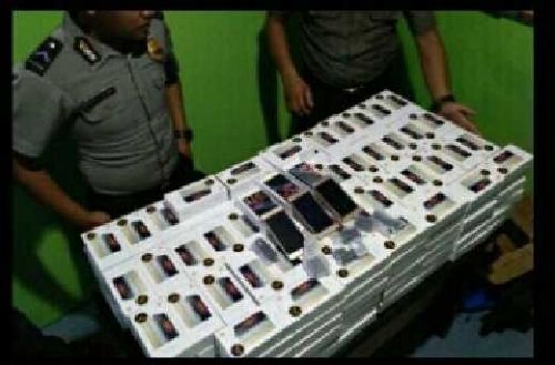 Baru Tiba dari Batam, 3 Pria Ini Harus Iklaskan 300 Unit Handphone Mereka Raib di Pelabuhan Pelindo Tembilahan