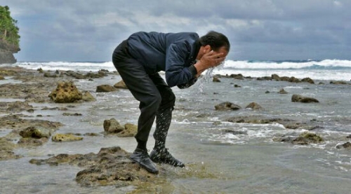 Berjongkok di Pantai Miangas, Jokowi Basuh Muka dengan Air Laut