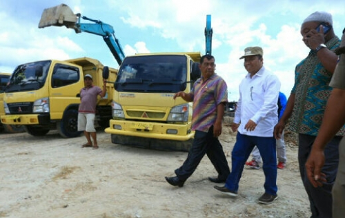 Tinjau Pembangunan Jalan Poros di Kecamatan Merbau, Bupati Kepulauan Meranti Sumringah