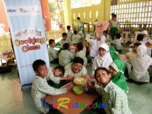 Sinergi Program Tabung Peduli, PKPU Pekanbaru Selenggarakan Kelas Memasak di SDIT FIS