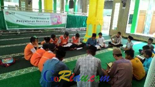 MTT Sumbagteng Salurkan Dana Beasiswa Pendidikan Yatim dan Dhuafa di Masjid Darul Amal Pekanbaru