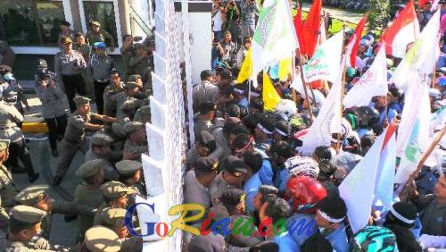 Memanas, Unjuk Rasa di Gedung DPRD Riau Diwarnai Aksi Dorong-dorongan Antara Ratusan Mahasiswa dan Aparat