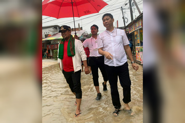 Diguyur Hujan, Bupati Zukri bersama Waka DPRD Pelalawan Syafrizal Tinjau Lokasi Banjir di Pangkalan Kerinci
