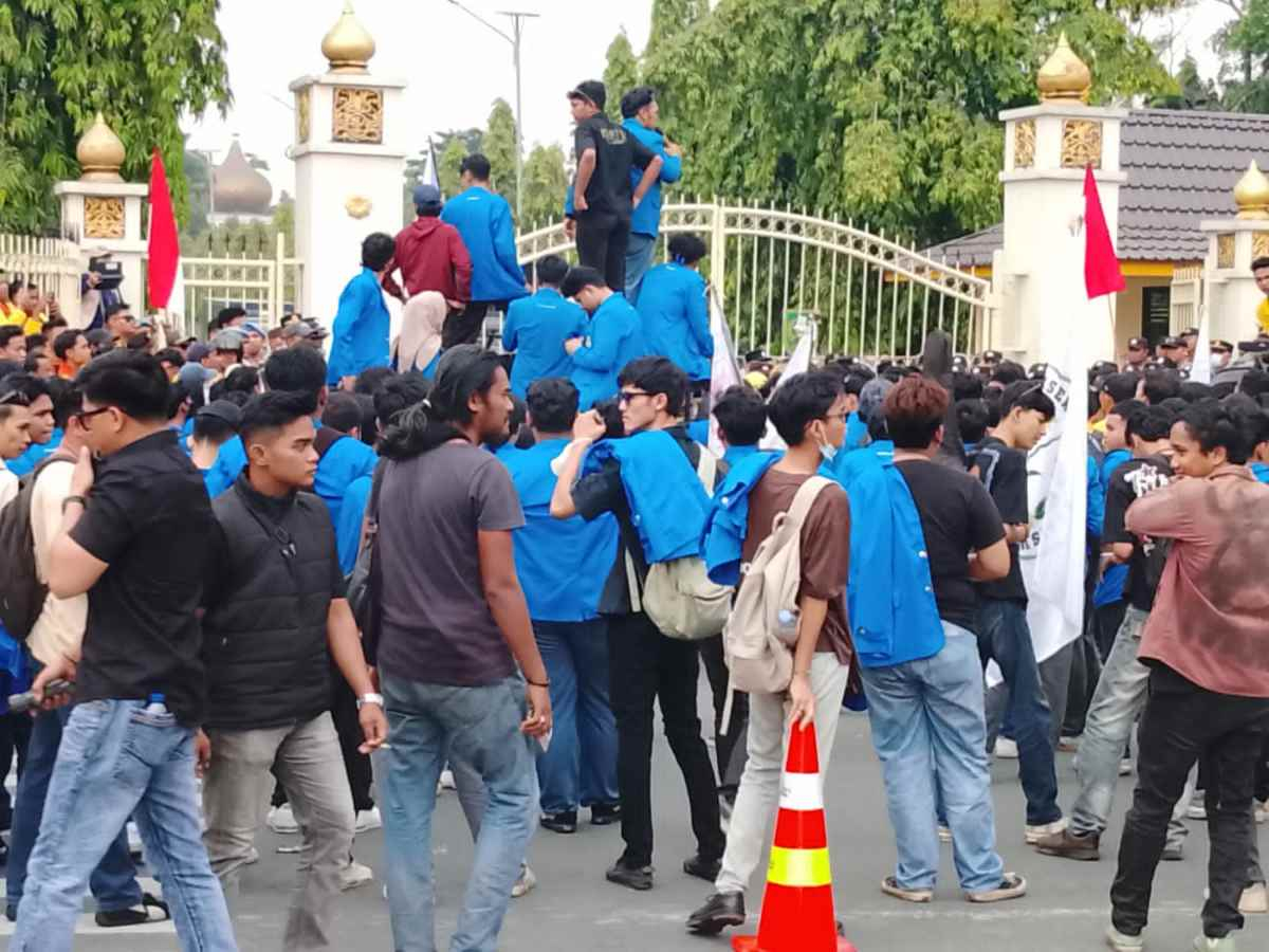 Asap Karhutla Ancam Kesehatan Warga, Ratusan Mahasiswa Segel Kantor Gubernur Riau