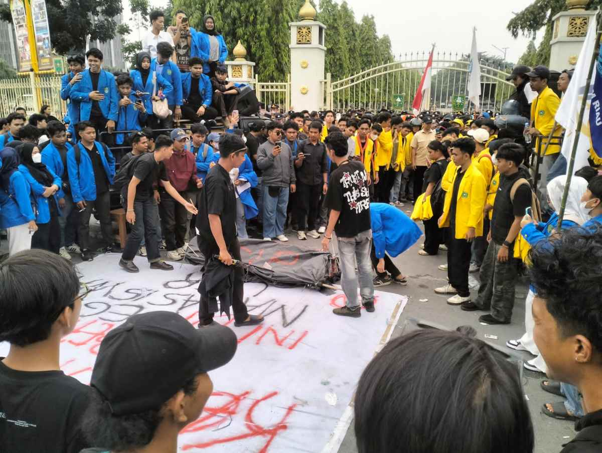 Soroti Alokasi Beasiswa dan Dana Bagi Hasil Riau, Ratusan Almamater Kuning Padati Jalan Sudirman
