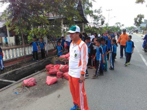 Peringati Hari Guru dan HUT PGRI, Ratusan Pelajar di Tembilahan Goro Bersihkan Lingkungan