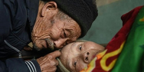 Mengharukan, Pria Ini Rawat Istrinya yang Lumpuh Selama 56 Tahun