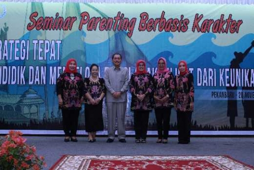 Bekali Istri Karyawan untuk Pendidikan Karakter Anak, IIP BUMN Riau Taja Seminar Parenting
