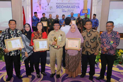 GoRiau Bupati Siak Alfedri Terima Piagam dan Lencana Produktivitas Siddhakarya Tahun 2022