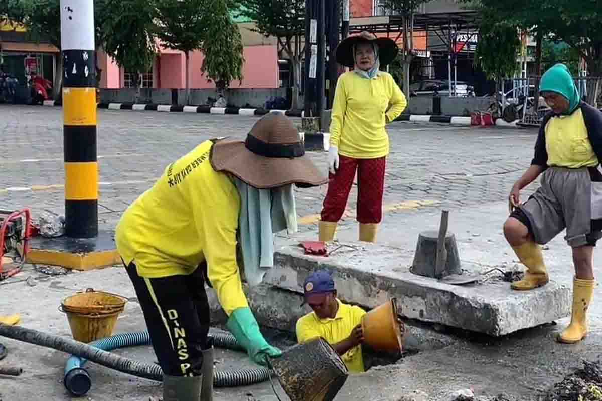 Pasukan Kuning Dinas PUPR Masih Terus Bersihkan Drainase di Jalan Soebrantas yang Tersumbat
