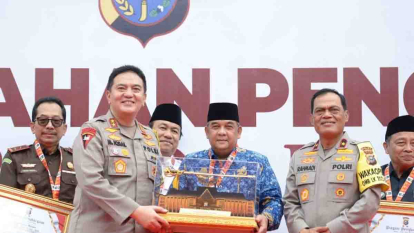 GoRiau Kapolda Riau Berikan Penghargaan untuk Gubri dan Forkopimda