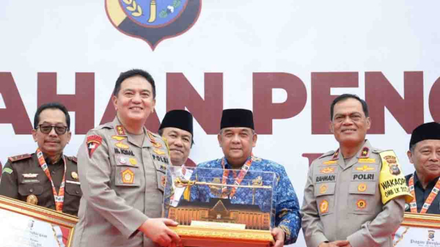 Kapolda Riau Berikan Penghargaan untuk Gubri dan Forkopimda