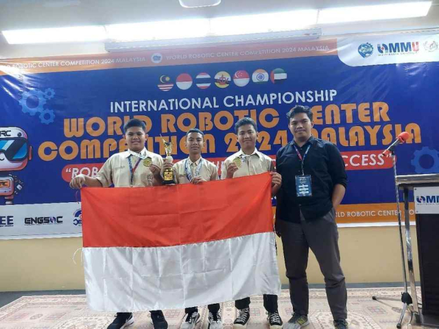 Tim Robotik MAN 1 Pekanbaru Raih Medali Emas Kompetisi Robot Internasional Malaysia