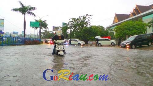 Dilanda Hujan Deras, Jalan Jenderal Sudirman Pekanbaru Berubah Jadi Sungai dan Sebabkan Kemacetan Panjang