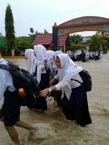 Gedung Sekolah Direndam Banjir, Pelajar SMPN 3 Pasir Penyu Dipulangkan, PT TPP Diminta Reklamasi Parit