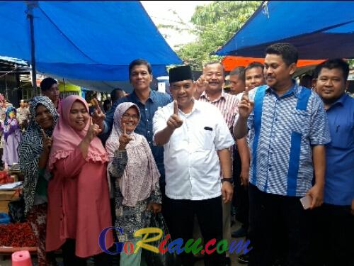 Kunjungi Pasar Taluk di Kuantan Tengah Kuansing, Pedagang Minta Swafoto dengan Edy Nasution