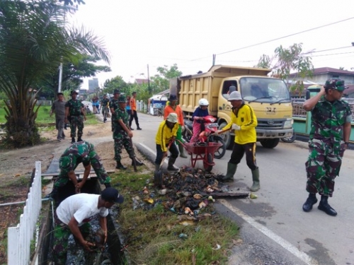 Hari Peduli Sampah Nasional, Kodim 0314 Inhil Bersih-bersih Lingkungan bersama Masyarakat