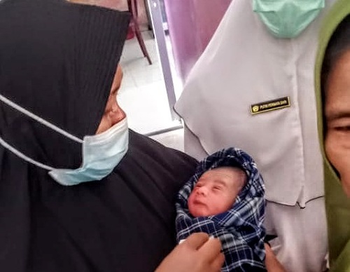 Diduga Dibuang Oleh Orang Tuanya, Bayi Laki-laki Ditemukan Terlantar di Pinggir Jalan Delima Pekanbaru