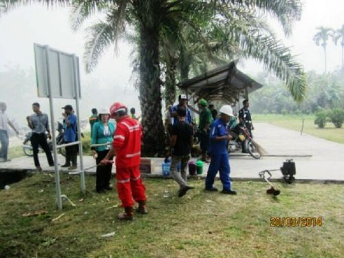 Warga Desa Rantau Panjang dan Karyawan RAPP Ramai-ramai Bersihkan Mesjid dan Lingkungan