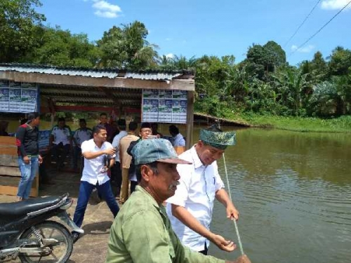 Naik Rakit Penyeberangan ke Alahan Panjang Rumbio, Firdaus Janji Bangun Jembatan Gantung
