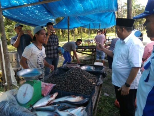 Blusukkan ke Pasar Belutu di Kandis, Pedagang Siap Menangkan Syamsuar - Edy Nasution Jadi Gubernur dan Wakil Gubernur Riau