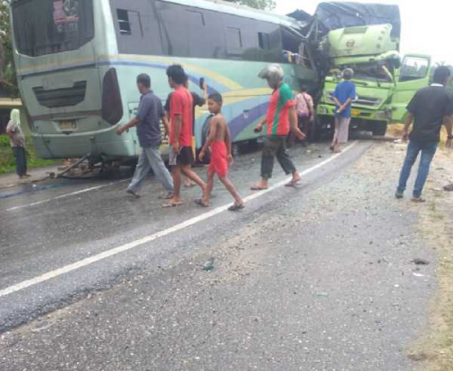 Bus Penumpang dan Truk Laga Kambing di Jalan Lintas Timur Pelalawan