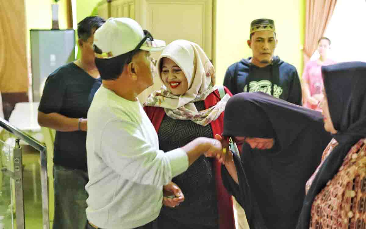 Plt Bupati Asmar Jenguk Warga Meranti yang Sakit di Rumah Singgah Pekanbaru