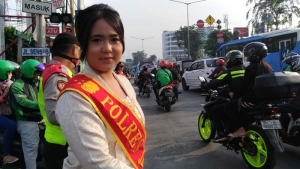 GoRiau Peringati Hari Kartini, Polwan Cantik Berkebaya Atur Lalu Lintas