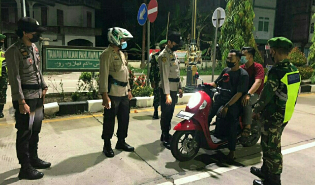 PPKM di Inhil, Petugas Gabungan Patroli Malam di Kawasan Kota Tembilahan
