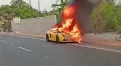 Lamborghini Dibakar di Pinggir Jalan, Ternyata Ini Penyebabnya