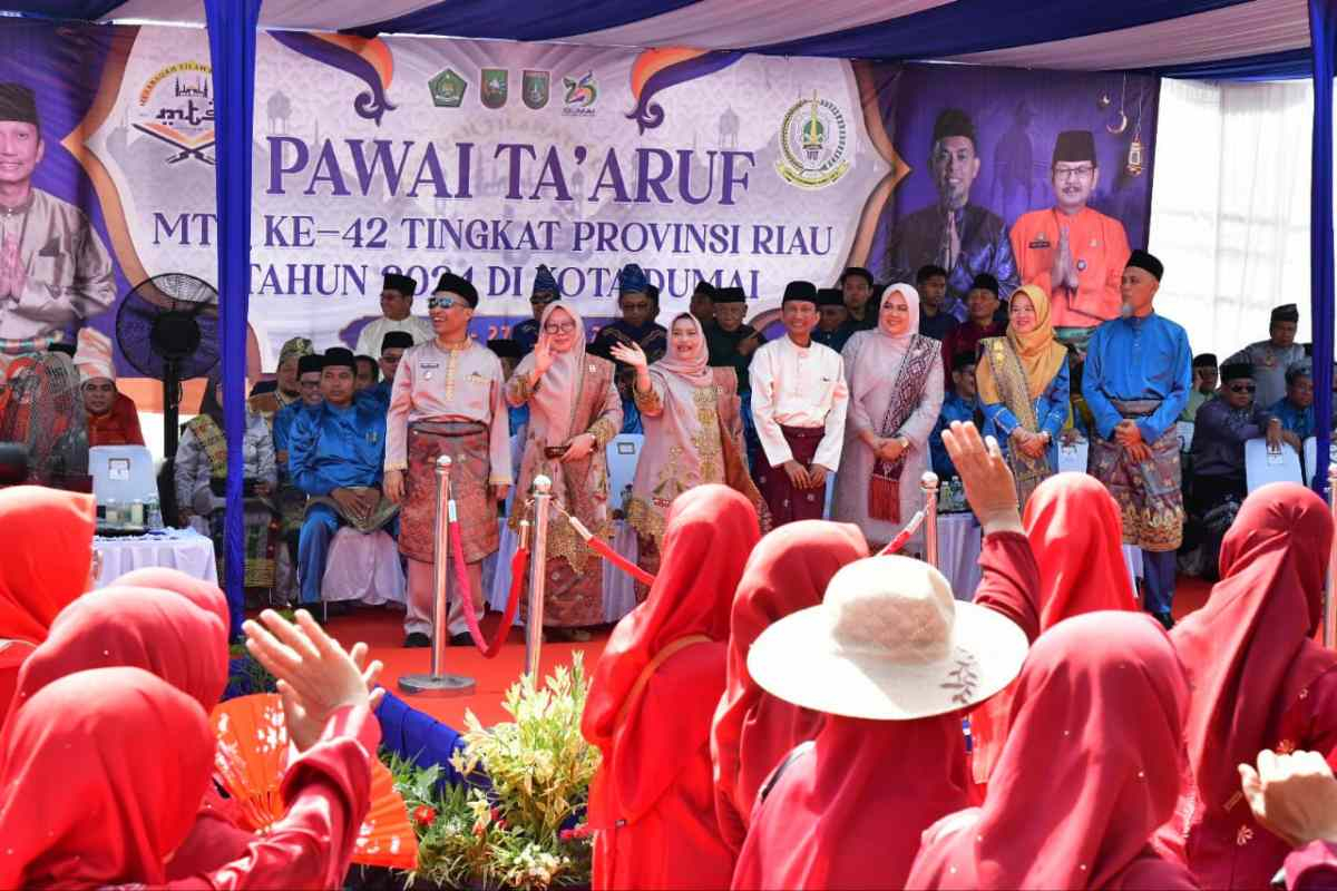 Bupati Kasmarni dan 2.500 Warga Bengkalis Ikuti Pawai Taaruf MTQ Riau