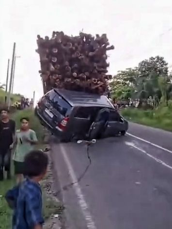 Tak Kuat Nanjak, Truk Fuso Hantam Innova hingga Ringsek di Lintas Timur Inhu