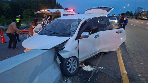 Microsleep di Tol Pekanbaru - Dumai, Dua Penumpang Avanza Tewas